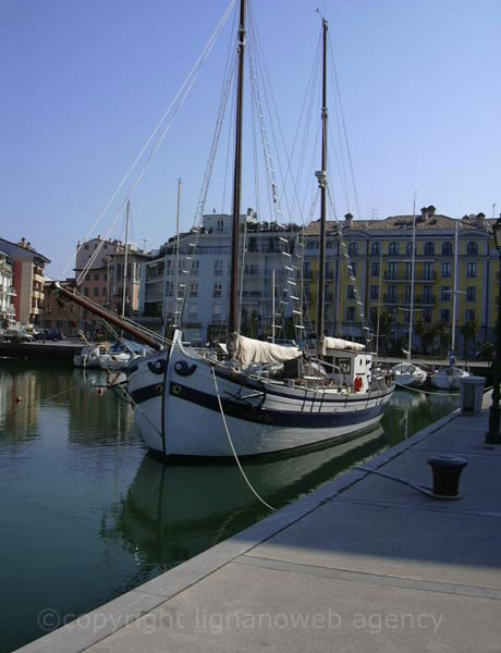 Das Colombo Schiff in Grado Insel Hafen foto