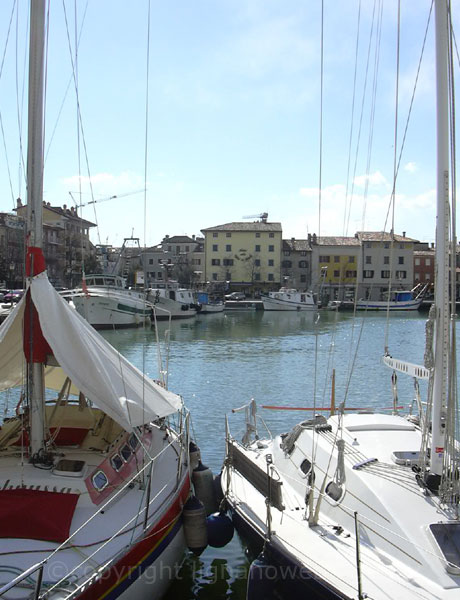 Das Hotel Alla Citta di Trieste von Grado Hafen ausgesehen foto