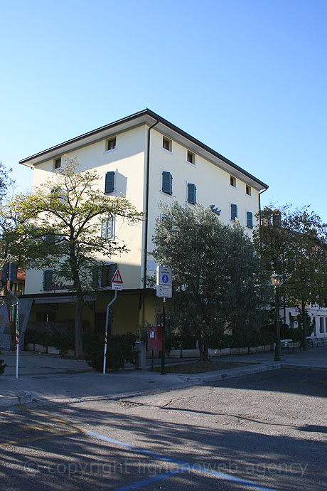 Das Hotel Alla Citta di Trieste von Grado seitlich ausgesehen foto