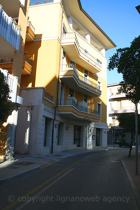 Das Hotel Villa Venezia Grado seitlich ausgesehen foto