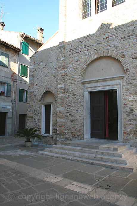 Der eintritt zur Basilika von Grado Insel foto