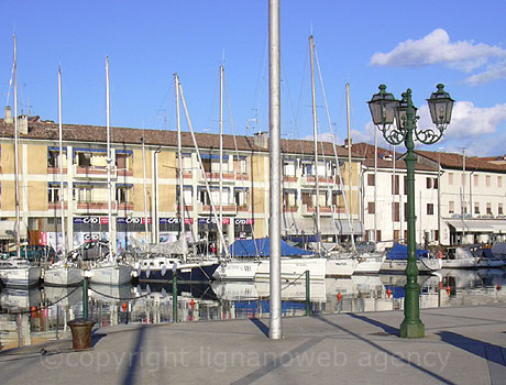 Der Hafen von Grado Insel foto