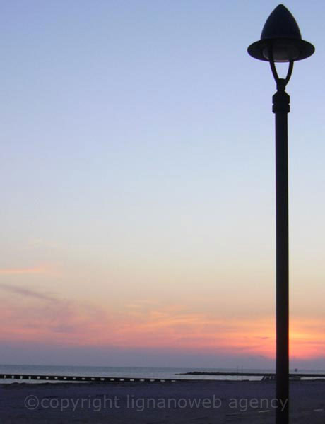 Der Strand von Grado bei Nacht foto