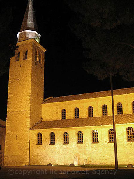 Die Basilika von Grado bei Nacht foto