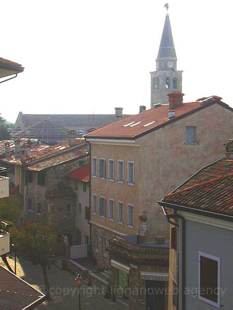 Die Grado Altstadt aus der Luft betrachtet foto