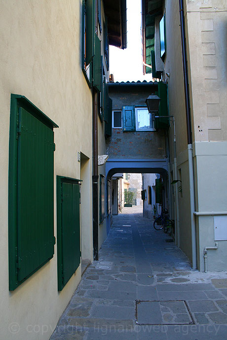 Eine Strasse von Grado Altstadt foto