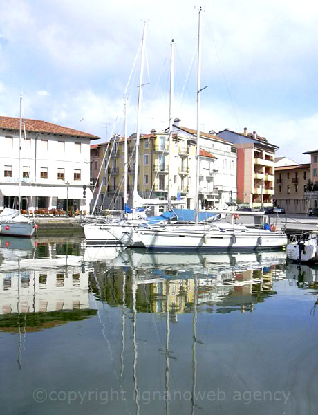 Segelboote im Hafen von Grado foto