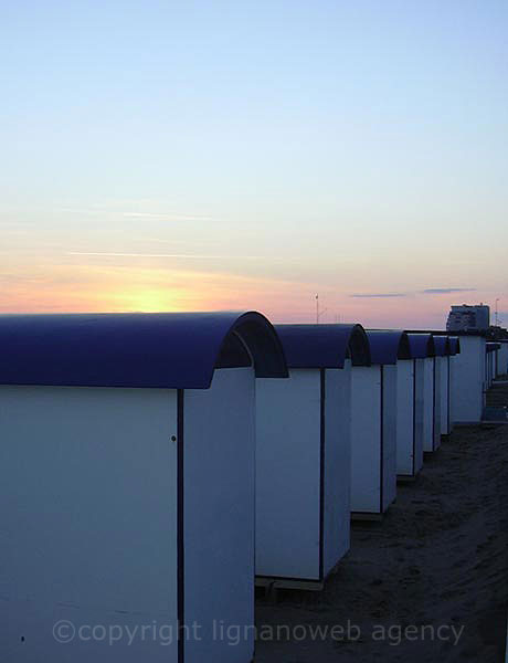 Strandkabine in Grado bei Nacht foto