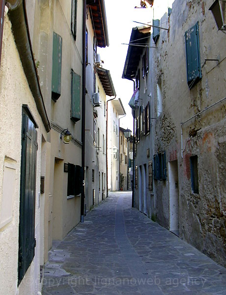 Strasse in Altstadt von Grado foto