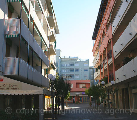 Strasse in Zentrum von Grado foto