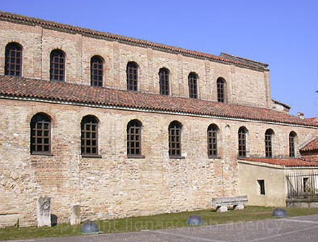 Vista laterale della basilica di Grado foto