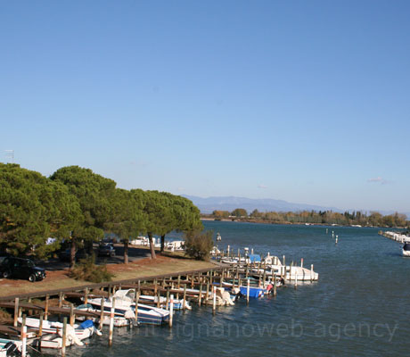 Vista panoramica sul canale di Grado foto