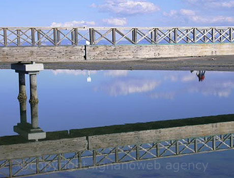 Pod peste laguna din Grado foto