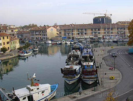 Vedere de sus a micului port de pescari din Grado foto