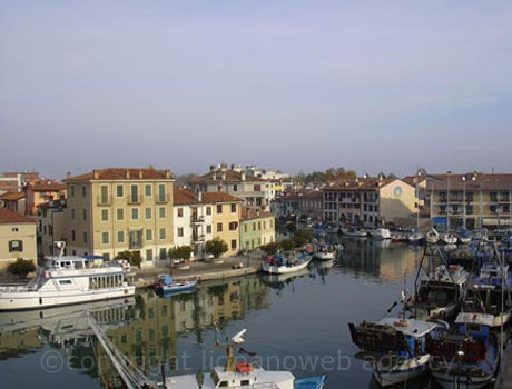 Vedere panoramica a micului port din Grado foto